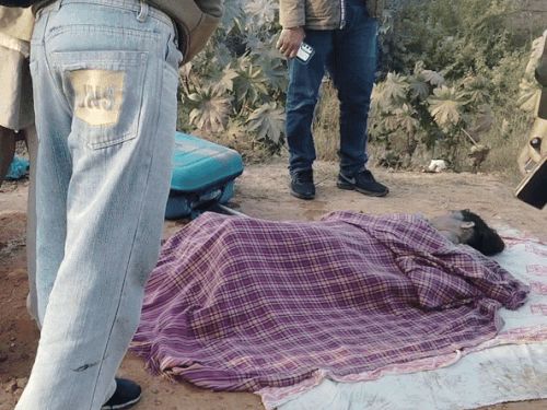 नाले के पास मौके पर पड़ा सूटकेस और उसके पास पड़ा महिला का शव।