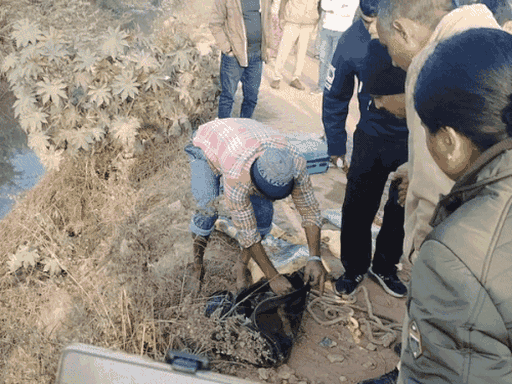 पुलिस ने मौके पर मिले एक अन्य बैग की भी जांच की। इसमें कुछ गले-फटे कागज मिले थे।