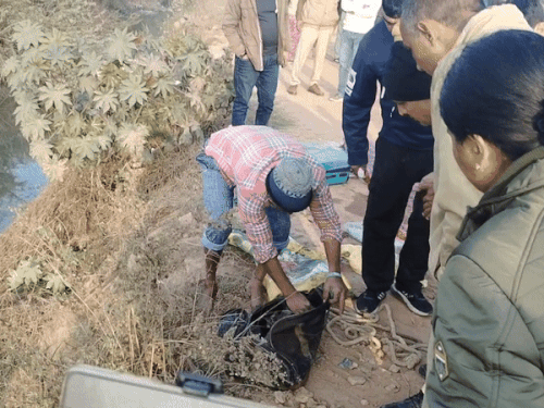 मौके पर मिले एक अन्य बैग की भी जांच की गई। इसमें कुछ गले-फटे कागज मिले हैं, जिनकी जांच की जा रही है।