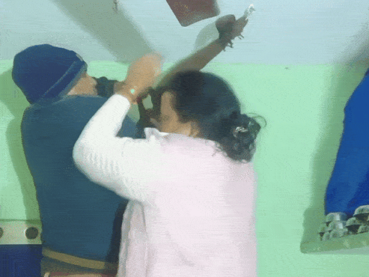 टीआई और परिजन ने फंदे को चाकू से काटकर युवक को नीचे उतारा।