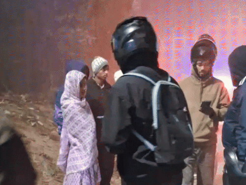 घटना के बाद राहगीर रूककर देखते हुए।