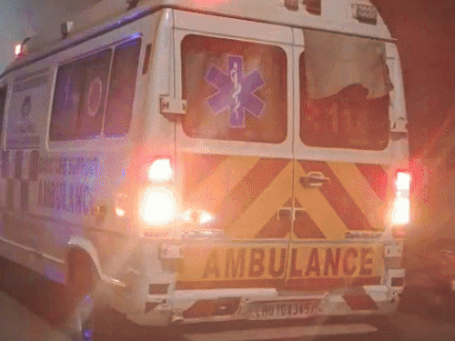 घटनास्थल पर लेट पहुंची एंबुलेस।
