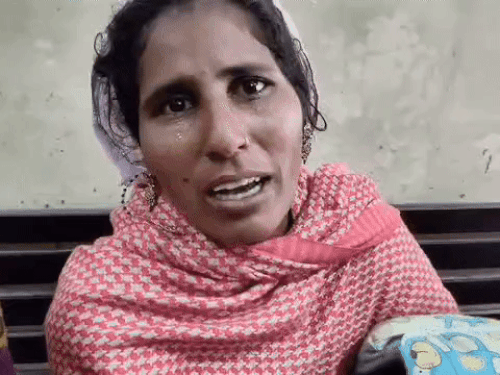 बच्चों और परिवार के सदस्यों को चोट लगने के बाद रोती हुई महिला