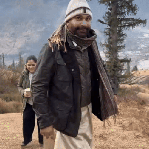 हिमाचल के पीर पंजाल माउंटेन एरिया में नवजोत सिंह सिद्धू अपनी बेटी के साथ।