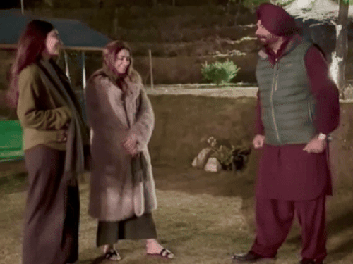 मनाली में अपनी बेटी के साथ कॉमेडी करते हुए नवजोत सिंह सिद्धू।