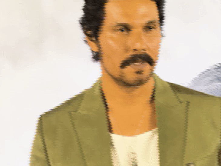 एक्टर रणदीप हुड्डा भी फिल्म इक्कीस देखने पहुंचे।