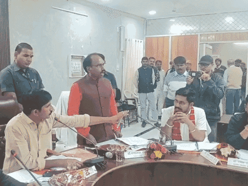 डूंगरपुर में दिशा की बैठक में बीएपी सांसद राजकुमार रोत एजेंडे से हटकर मुद्दे उठाने लगे। इस पर भाजपा सांसद मन्नालाल रावत ने विरोध जताया था।