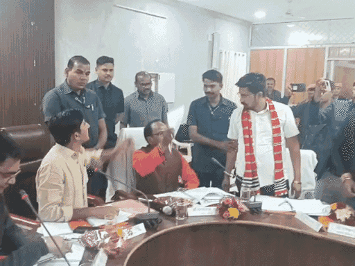 डूंगरपुर में हुई बैठक में बांसवाड़ा सांसद राजकुमार रोत और उदयपुर सांसद डॉ. मन्नालाल रावत में तू-तू, मैं-मैं होने लगी। इसी दौरान आसपुर विधायक उमेश डामोर ने सांसद मन्नालाल को 'लड़ाई करनी है तो बाहर आ जाओ' की धमकी तक दे दी थी।