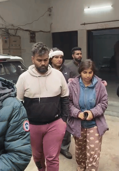 कानपुर में पोस्टमार्टम हाउस में मौजूद जय के भाई और बहन।