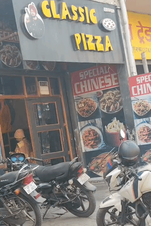 ये वही पिज्जा क्लासिक रेस्टोरेंट है, जहां हिंदू संगठन के कार्यकर्ताओं ने मारपीट की।