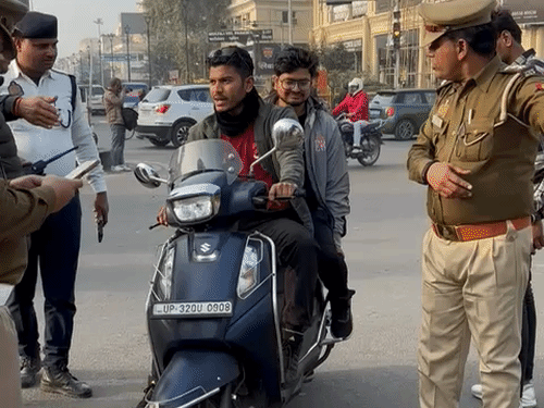 नए साल पर सुरक्षा के मद्देनजर पुलिस ने वाहनों की चेकिंग की।