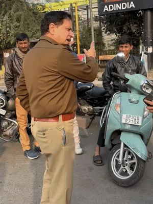 महिला को समझाते ट्रैफिककर्मी।