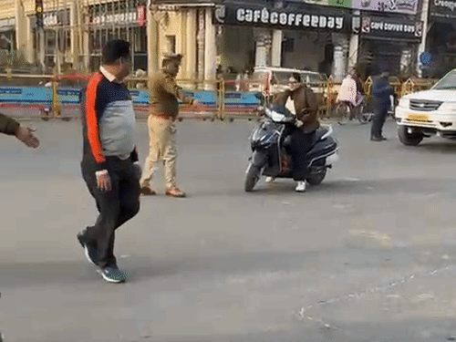 हजरतगंज चौराहे पर बिना हेलमेट लड़कियां स्कूटी चलाती मिलीं।