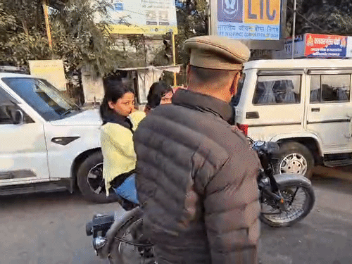 हजरतगंज चौराहे पर ट्रिपलिंग कर बाइक चलाता युवक।