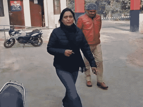 ये महिला हेड कॉन्स्टेबल मीनाक्षी हैं, जिन्होंने दरोगा पर अभद्रता करने का आरोप लगाया। - Dainik Bhaskar