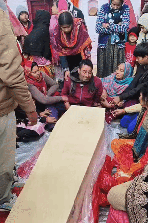 असम से दीपू यादव का शव लाया गया। पास में मां-पिता बैठे रो रहे।