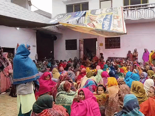 दीपू की मौत के बाद गांव और रिश्तेदार की महिलाएं बड़ी संख्या में पहुंचीं।