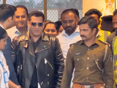 সালমান খান নববর্ষ উদযাপনের জন্য জামনগর পৌঁছেছেন: অভিনেতাকে টি-শার্টে অনুরাগীদের অটোগ্রাফ দিতে দেখা গেছে, ইউলিয়া এবং ভাইঝি এলিজাকেও বিমানবন্দরে দেখা গেছে।