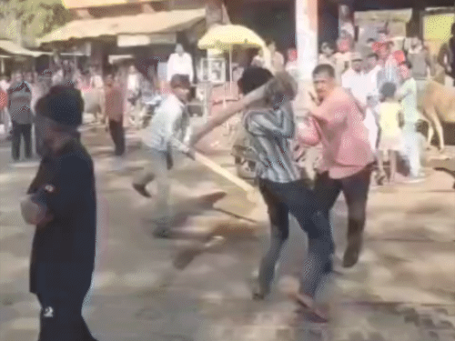 कवर्धा बस स्टैंड पर दो पक्षों में मारपीट…VIDEO:  टॉयलेट करने पर विवाद, डंडे और रॉड लेकर लड़ते दिखे, कांग्रेस ने सरकार को घेरा – kabirdham News