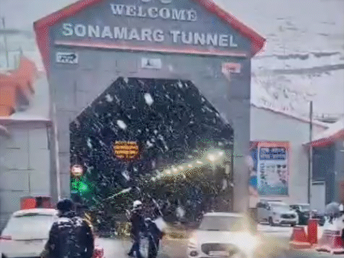 कश्मीर घाटी के सोनमर्ग टनल में भी मंगलवार को भारी बर्फबारी हुई।