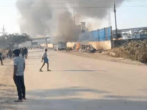 विरोध में प्रदर्शनकारियों ने तीन वाहनों में आग लगा दी थी।