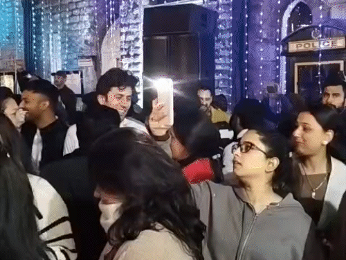 शिमला के मॉल रोड पर नाचते हुए टूरिस्ट।