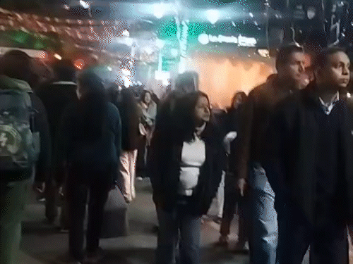 मनाली के मॉल रोड पर सैर करते हुए टूरिस्ट।