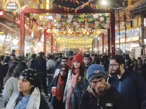 मनाली के मॉल रोड पर उमड़ी टूरिस्ट की भीड़।