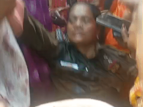 महिला थाना प्रभारी जख्मी हो गईं, जिसे पानी पिलाया गया।