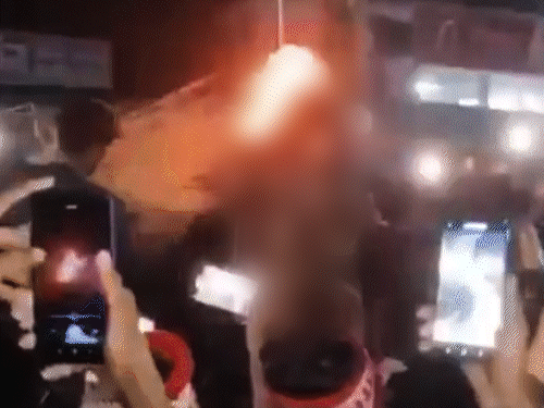 वीडियो में दिख रहा है कि भीड़ ने दीपू चंद्र की डेडबॉडी में आग लगा दी। आसपास मौजूद लोग मोबाइल से वीडियो बनाते रहे।