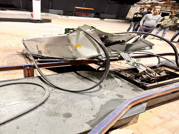 बदमाशों ने कैंपर से टक्कर मारकर मशीन को तोड़ दिया।