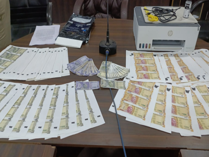 पुलिस ने घर की तलाशी लेकर लाखों रुपए के नकली नोट बरामद किए।