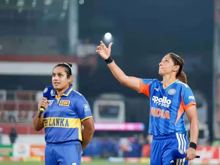 टॉस का सिक्का उछालती भारतीय कप्तान हरमनप्रीत कौर।