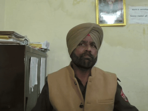 ASI ओम प्रकाश जानकारी देते हुए