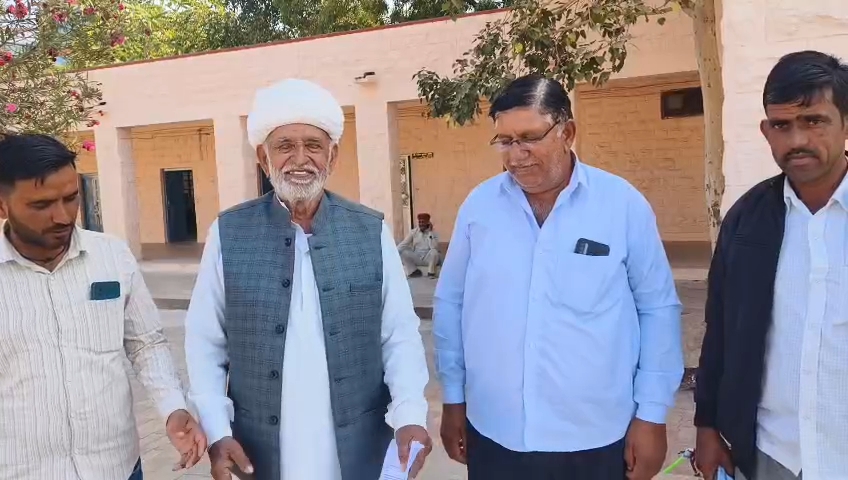 अपनी मांगों का ज्ञापन लेकर जिला कलेक्ट्रेट पहुंचे जनप्रतिनिधि