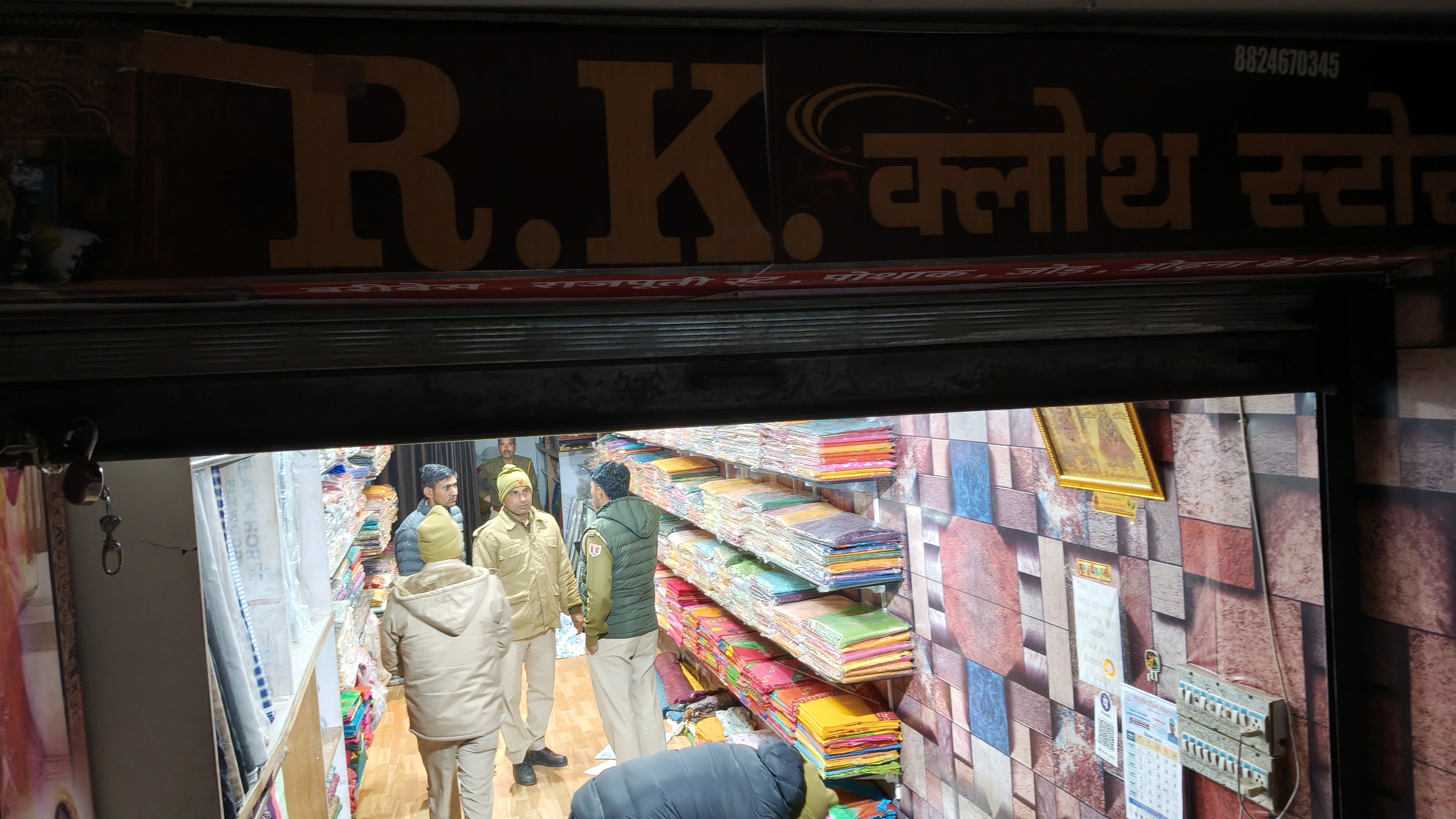 अपनी ही दुकान में फंदे से लटका हुआ मिला युवक