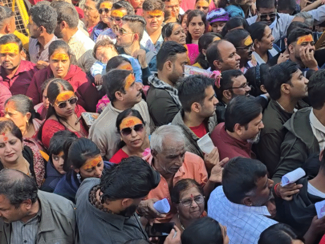 महाकाल मंदिर में नववर्ष के चलते भारी भीड़ उमड़ रही है।