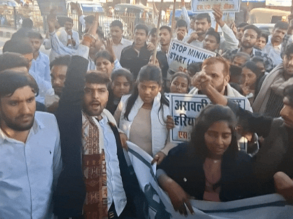 SFI के कार्यकर्ता नारेबाजी करते हुए 15 किलोमीटर तक रैली निकालते हुए जिला कलेक्ट्रेट पहुंचे।