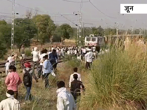 गुर्जर समाज के लोग महापंचायत के बाद पटरियों पर आ गए थे। ऐसे में, प्रशासन के हाथ-पैर फूल गए थे।