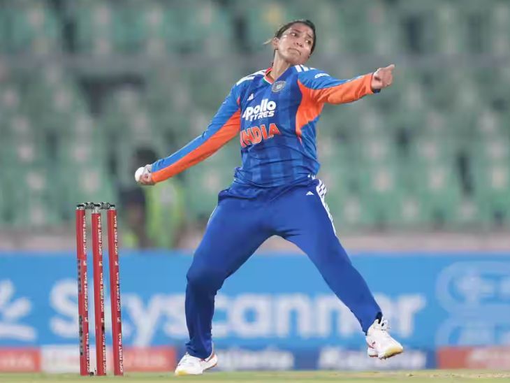 स्नेह राणा 2 ओवर में 16 रन दे चुकी हैं।