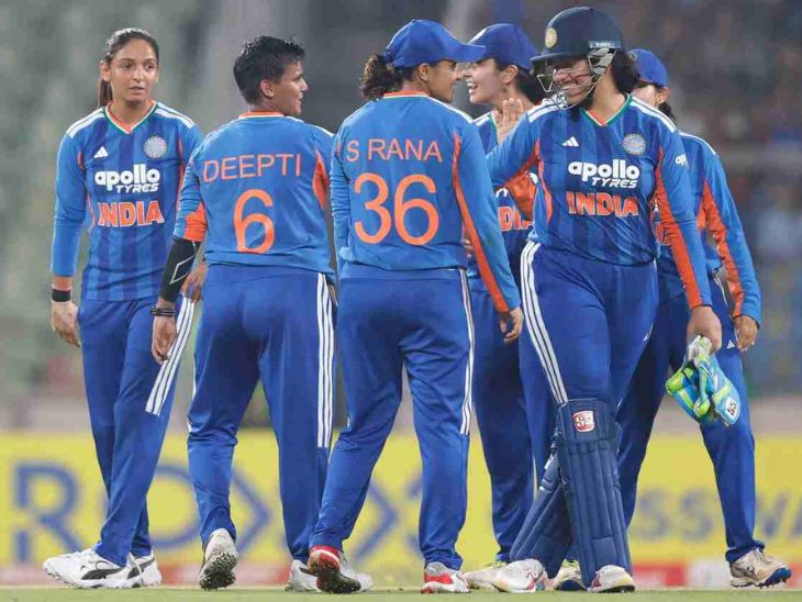 अमनजोत कौर ने इमेशा दुलानी का विकेट लेकर फिफ्टी पार्टनरशिप तोड़ी।