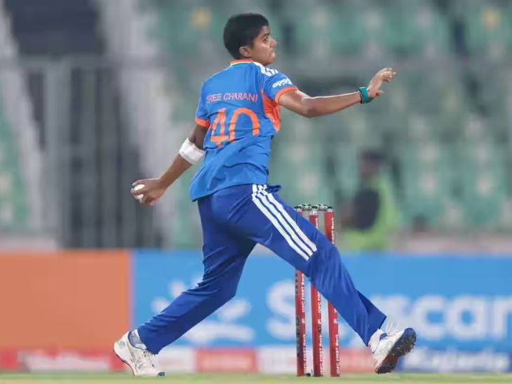 श्री चरणी ने 17वें ओवर में पहला विकेट लिया।