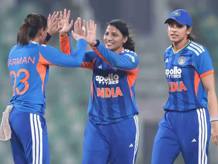कप्तान हरमनप्रीत कौर और उप कप्तान स्मृति मंधाना के साथ विकेट की खुशी मनातीं स्नेह राणा।