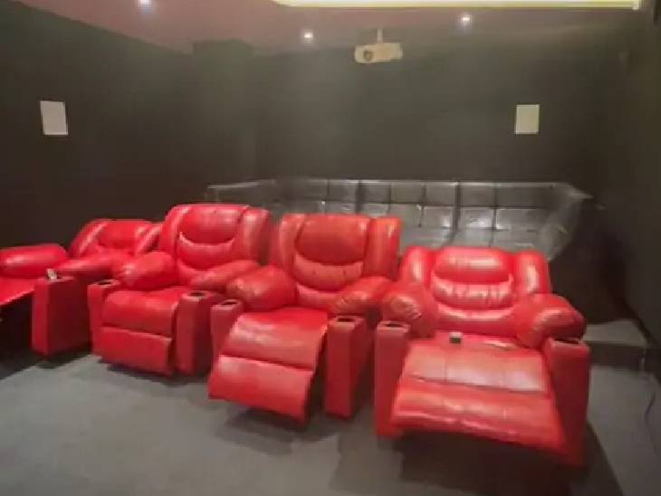 घर में पाल ने अपना निजी थिएटर तक बना रखा था।