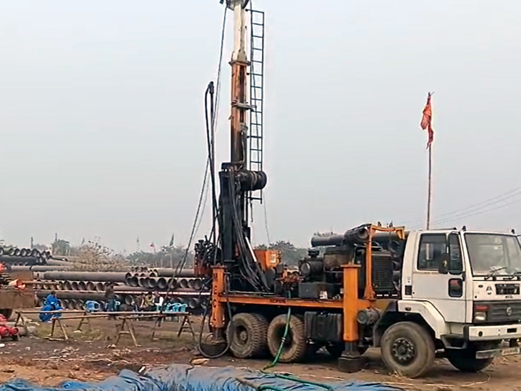 बोरिंग कर जमीन के नीचे नाइट्रोजन गैस भरी जा रही है।