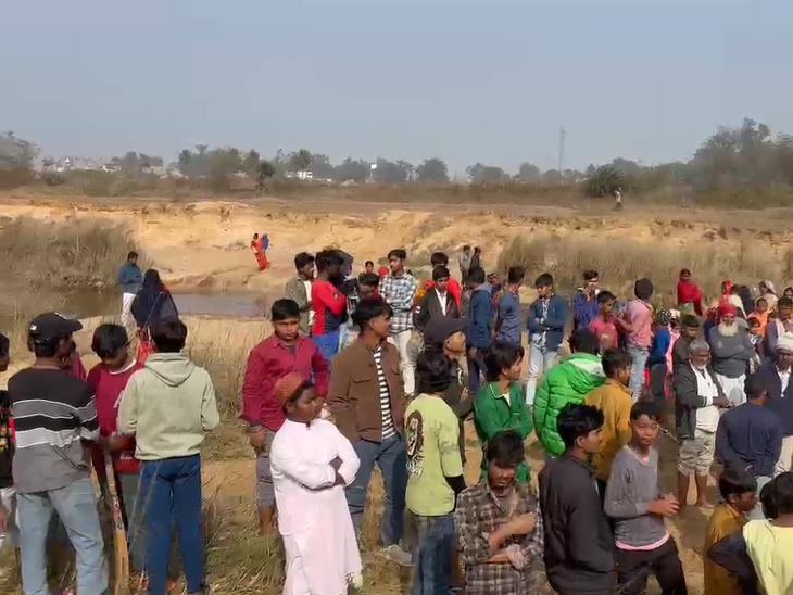 ​​​​​​​17 दिन से लापता तीन वर्षीय बच्चे का शव मिला:  कोडरमा में फोन पर बात करते वक्त मां से छूटा था बच्चा, नदी किनारे मिली लाश – koderma News