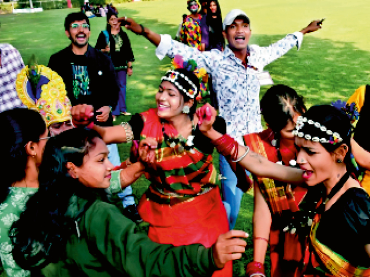 It's amazing... the program was about folk culture, but the stage was given to Western culture. | गजब है... कार्यक्रम लोक संस्कृति का, पर मंच मिला वेस्टर्न को - Raipur News 1 orig 7 1 1767048114