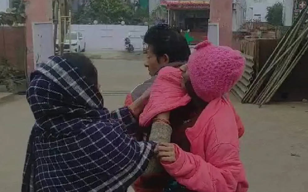 टोपी पहने रश्मि है। उसकी देखभाल अब उसकी चाची कर रही हैं।