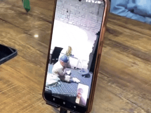 पाकिस्तानी फैंस कैरी सिद्धू के साथ बात करते सिद्धू मूसेवाला के पिता बलकौर सिंह। - Dainik Bhaskar