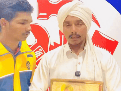 পাকিস্তানি ভক্তের সঙ্গে কথা বললেন সিধু মুসেওয়ালার বাবা: বলেছেন- এই পৃথিবীতে আসা প্রমাণিত হয়েছে; দেড় বছর ধরে চেষ্টা করছিল- জলন্ধর নিউজ